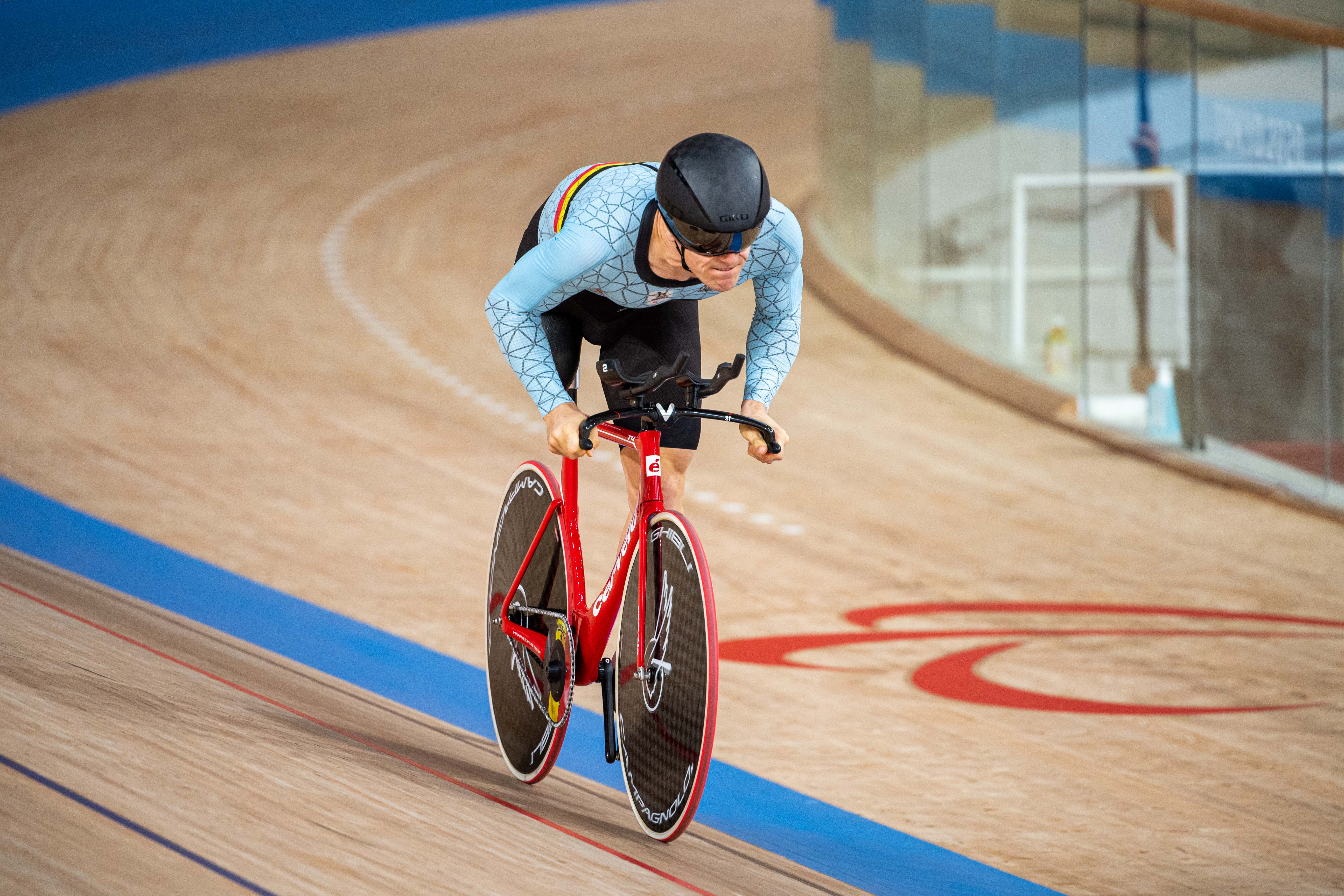 Compétition cycliste sur piste outlet